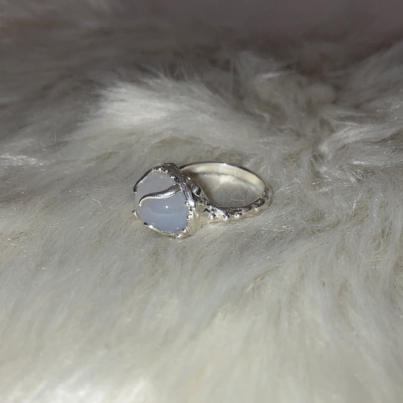 fillow blue calcedony clasp ring