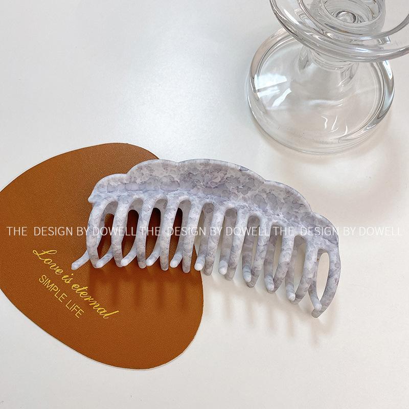 Beautifully Plastic Crafted Hair Claw Clips With Elegant Shapes And Vibrant Colors For Every Hairstyle Needs