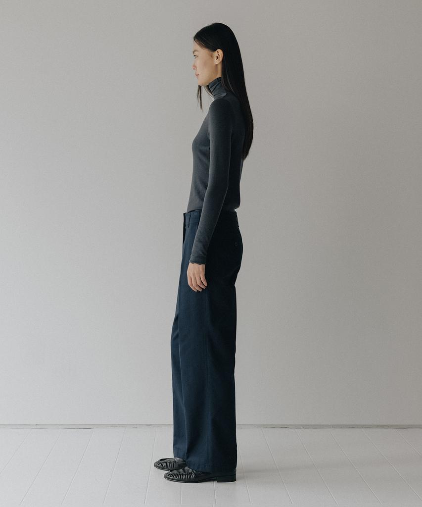 Beullaengkeulumumeon Letters Roll Neck_Charcoal Navy