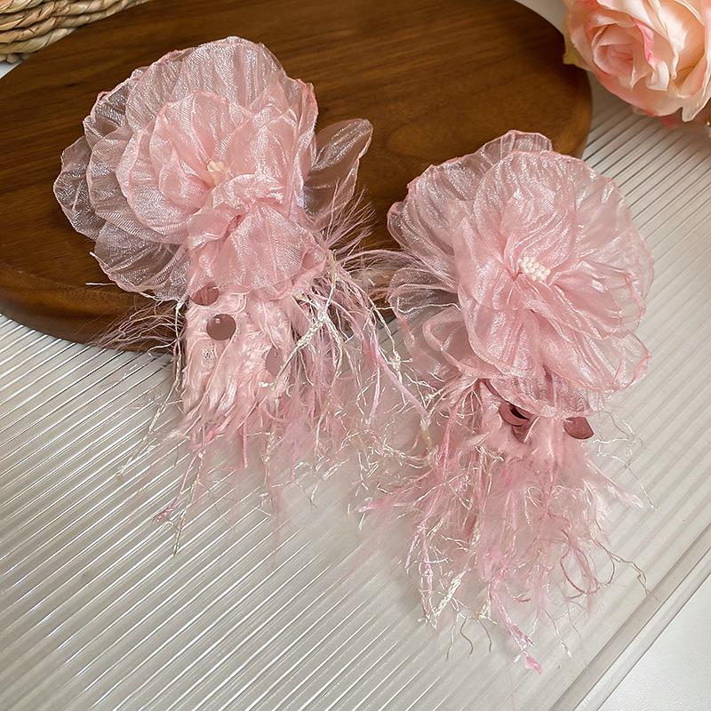 Boucles d'oreilles bohèmes roses à fleurs de perles de rocaille et pompons de perles