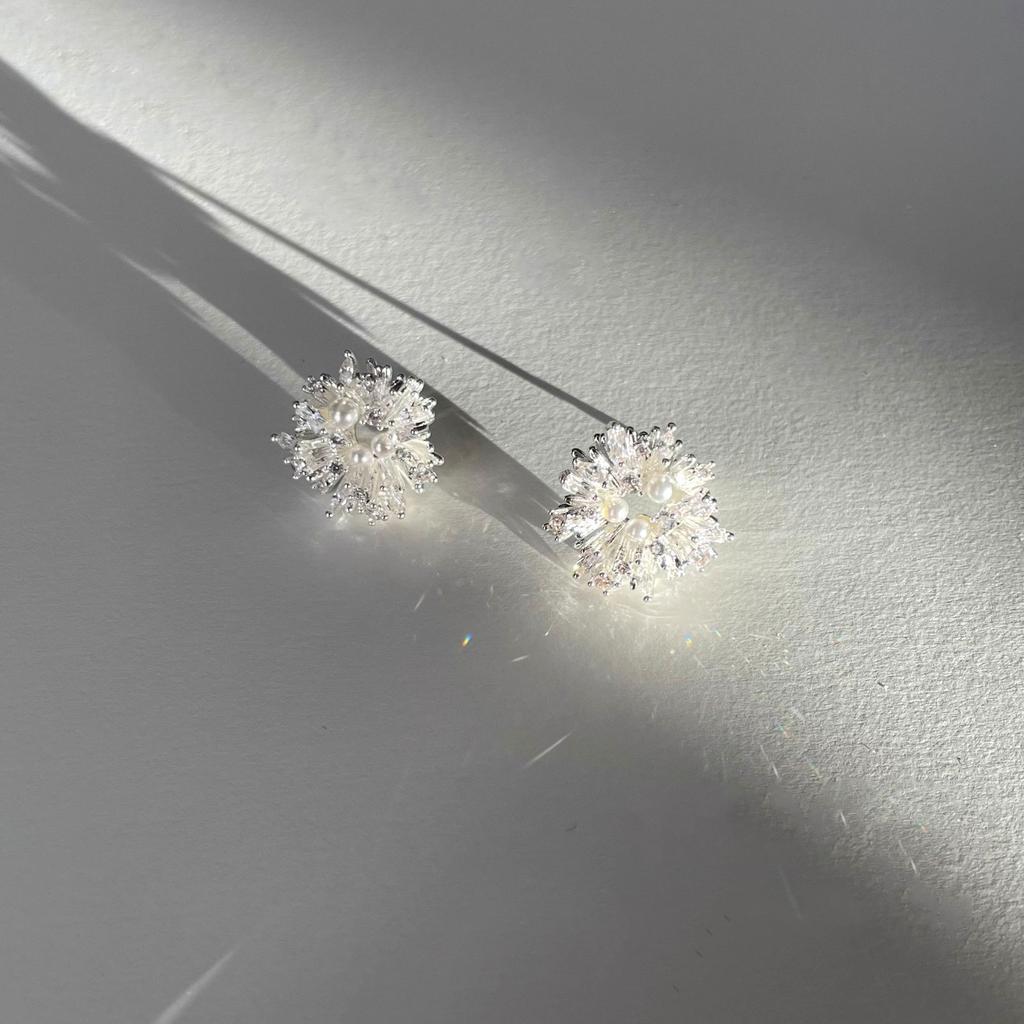 Korean Exquisite Crystal Flower Stud Earrings Elegant Fashion Sweet Imitation Pearl Wedding Party Women Earrings Jewelry Gifts