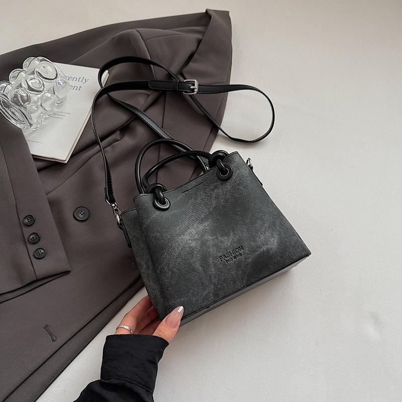 

2025 Korean version niche retro women s shoulder bag popular fashion messenger bag casual simple texture commuter tote bag