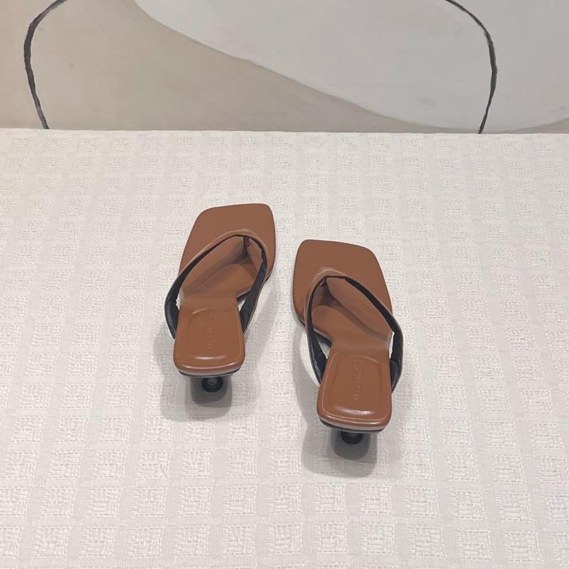 

Европейская и американская мода шлепанцы на высоком каблуке женские лето 2025 новые сандалии с квадратным носком темперамент тонкий каблук крутые шлепанцы для улицы 39 темно-коричневого