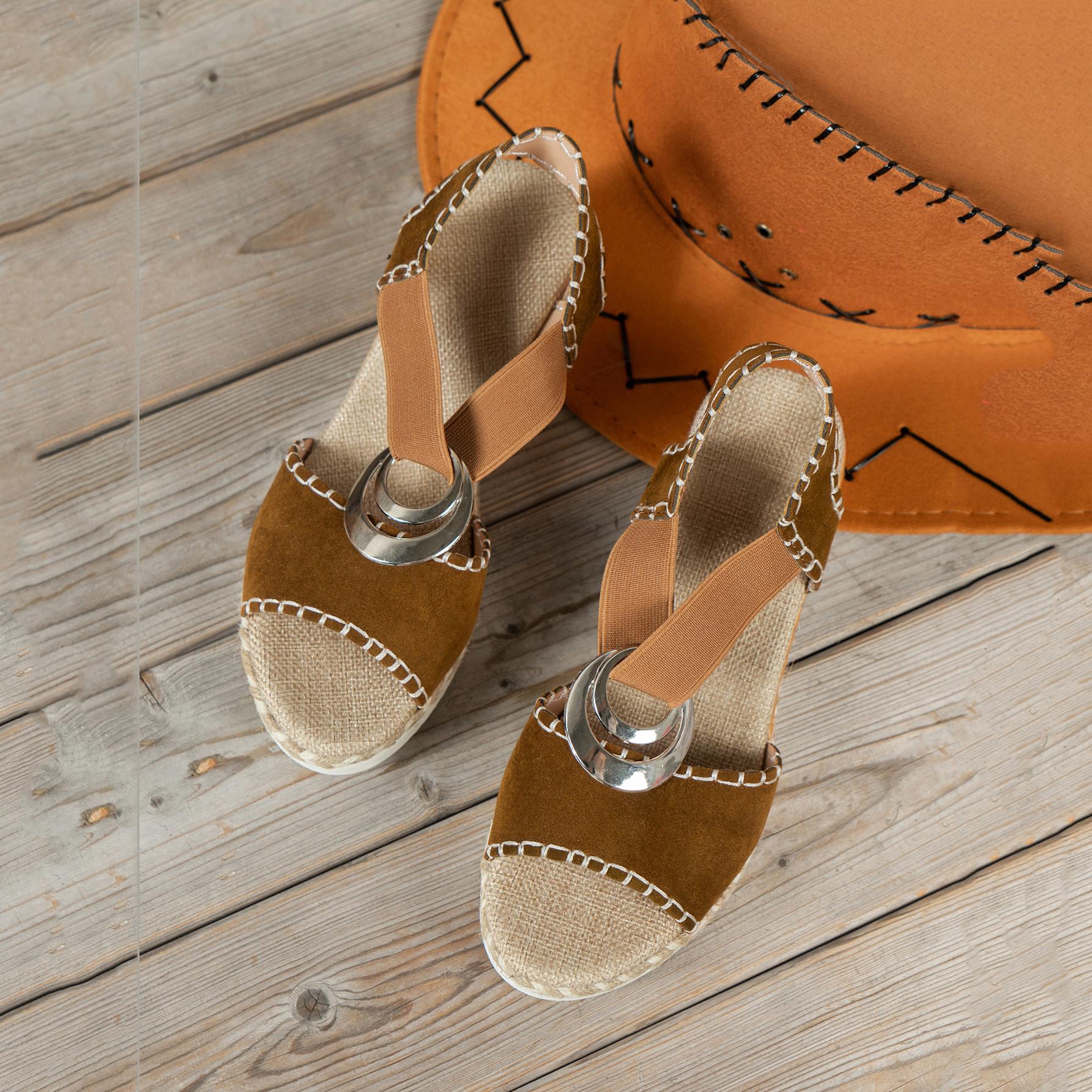 Простые женские сандалии на танкетке — фото 5