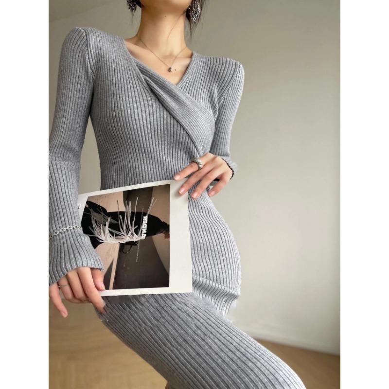 [] Retro and thin waist design sense Autumn and winter versatile V-neck knitted hip-wrapped inner dress