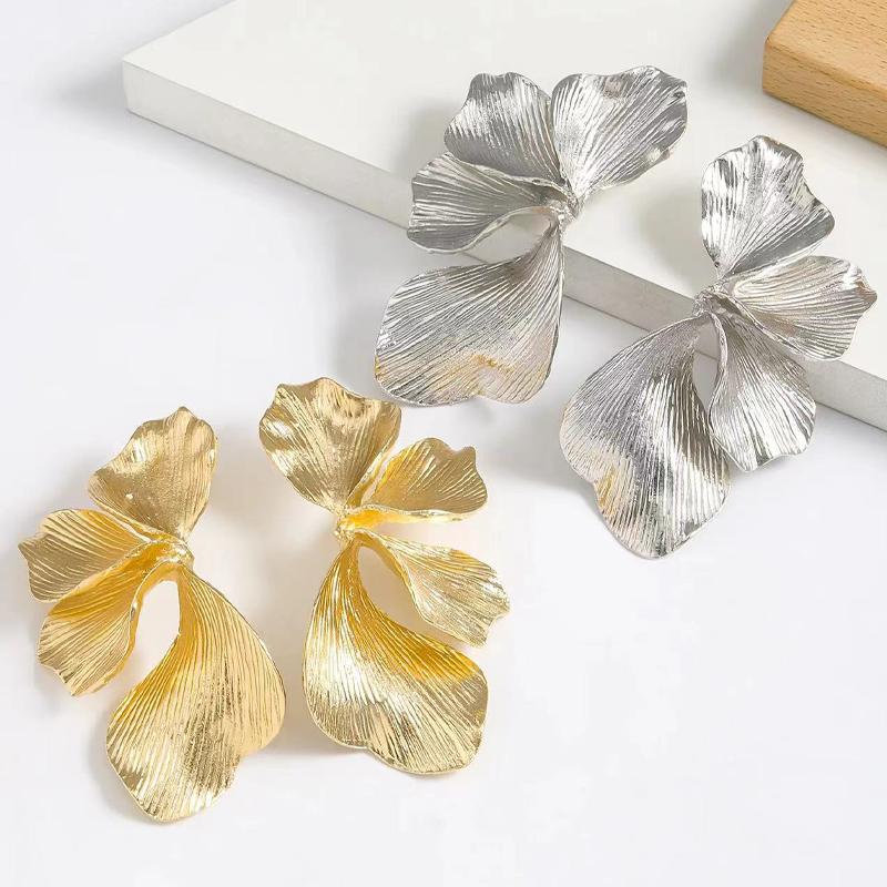Vintage Metal Flower Post Earrings For Women Large Gold Color Textured Petal Party Accessories Fashion Jewelry Gift