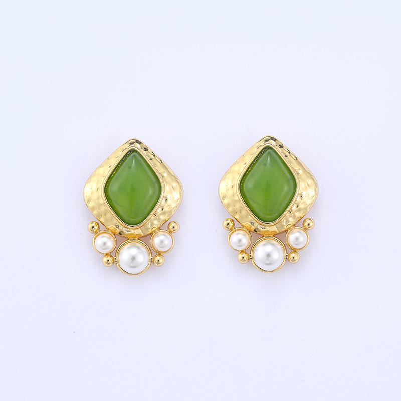 Elegant Retro Pearl Stud Earrings with Silver Needle - Women's High-End Autumn Winter Fashion