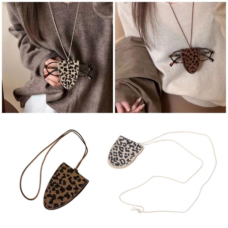 Elegant Leopard Pattern Neckpiece Featuring Magnetic Closure Stylish And Versatile Jewelry for Fashion Enthusiasts