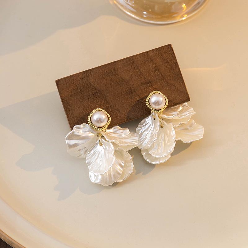 

Серебряные серьги-кисточки с жемчугом в стиле ретро — элегантный дизайн в сказочном стиле с белыми лепестками.