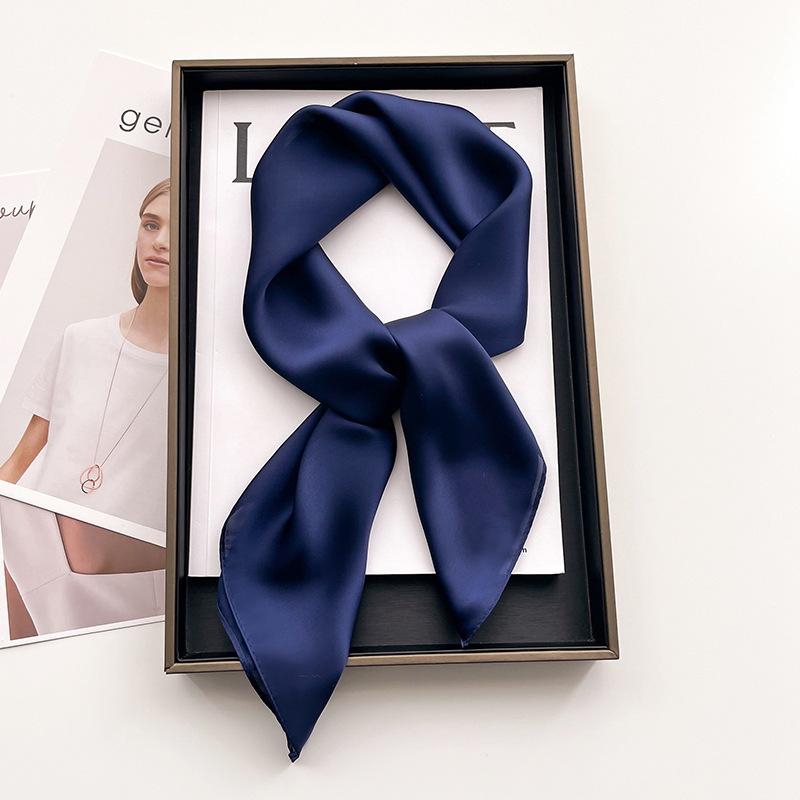 Melkehvit lite firkantet skjerf silkeskjerf 70x70cm