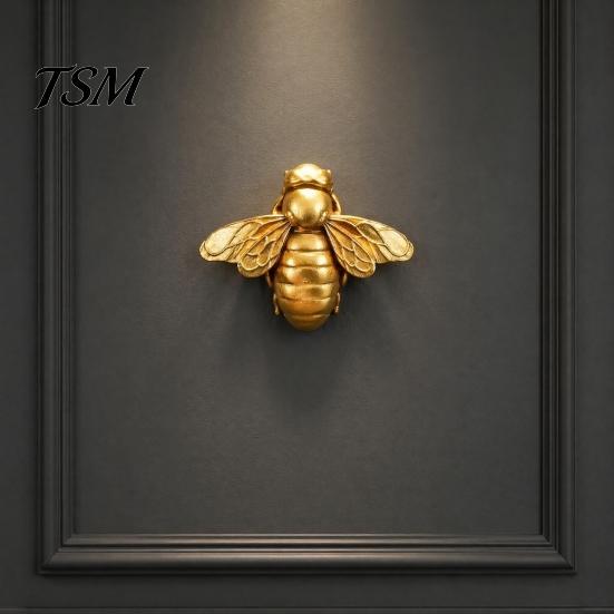 Small Decorative Bee Ornaments Vintage Gilded Resin Figurine, Lifelike 3D Insect Sculpture with Built-In Wall Gold Art Hook, Light Luxury Tabletop