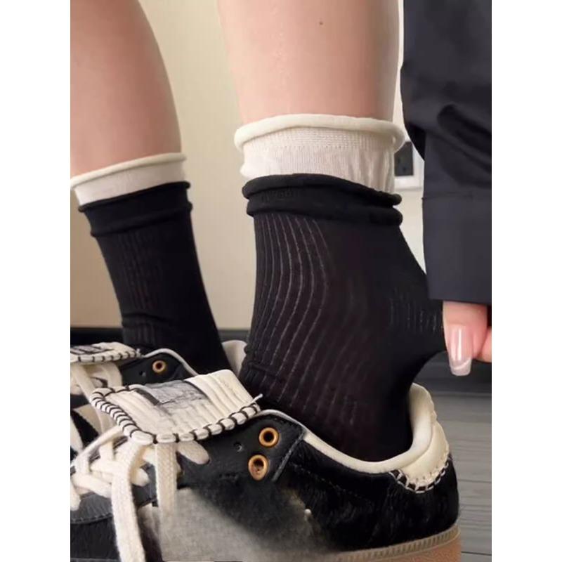 

Серые носки с подвернутыми краями, стопки носков, обувь биркенштоки, носки до середины икры и контрастные длинные носки в тренде 1 pair чёрный