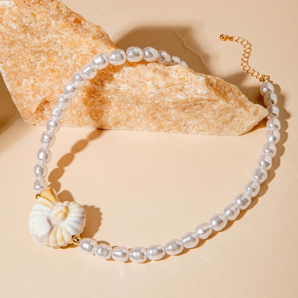 Modische und kreative Imitations-Unregelmäßige Perle Acryl Muschel Halskette für Damenschmuck Geeignet für Strandurlaub, Strandparty-Schmuck