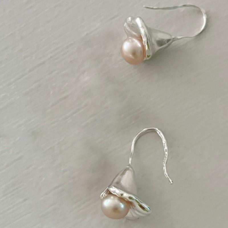 Shi Jia Light Milk White Pearl Earrings: S925 Silver Studs for Women - High-End, Versatile, Niche Design