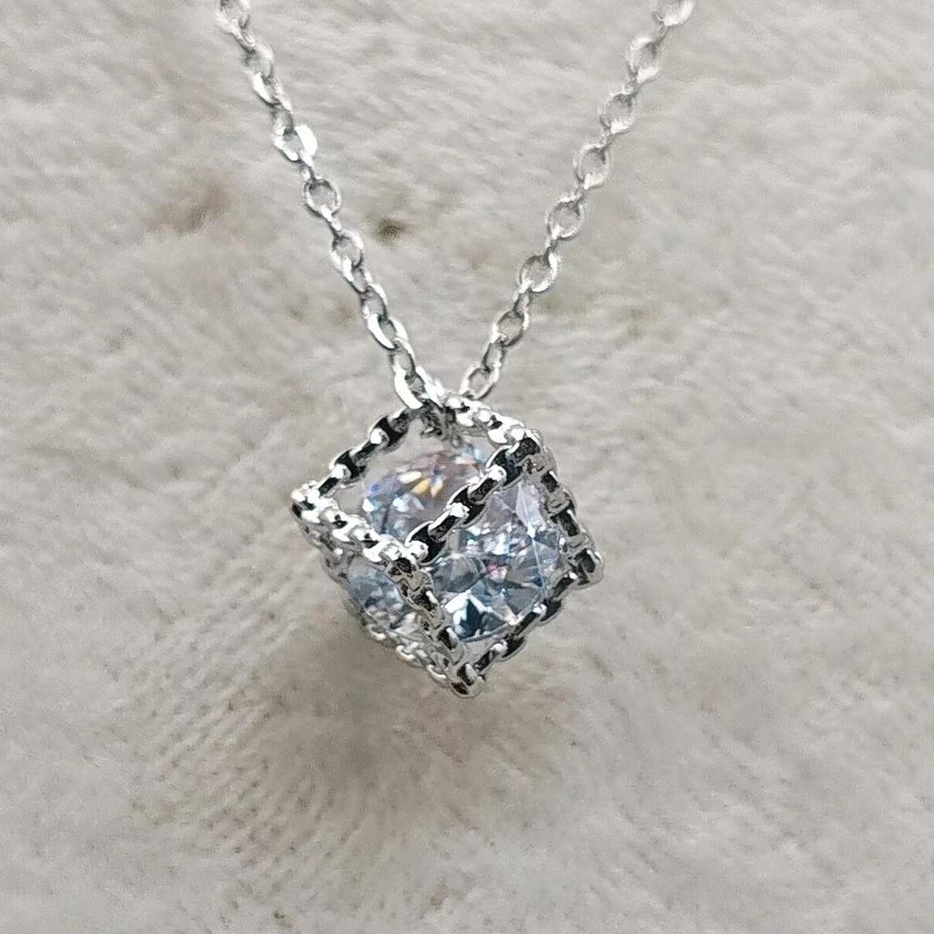 Three-dimensional square single diamond love Rubik's Cube necklace women's 3-carat pendant simple and versatile collarbone chain