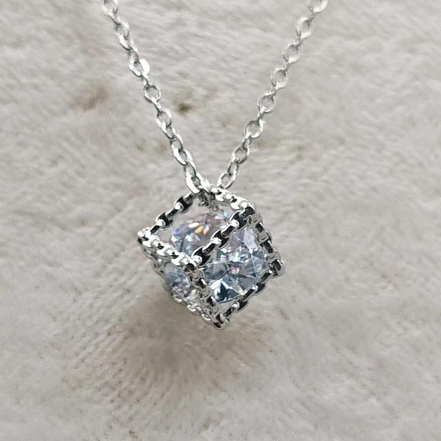 

Трехмерная квадратная подвеска с одним бриллиантом в виде кубика Рубика, женская, 3 карата, простая и универсальная цепочка до ключицы Copper gold белый