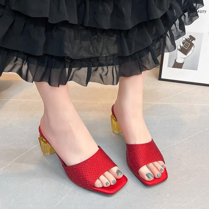 

Модные сандалии на необычном каблуке в форме флакона духов, женские, с кристаллами и драгоценностями, атласные, однотонные с ремешком сзади, узкие летние мюли 42 красный