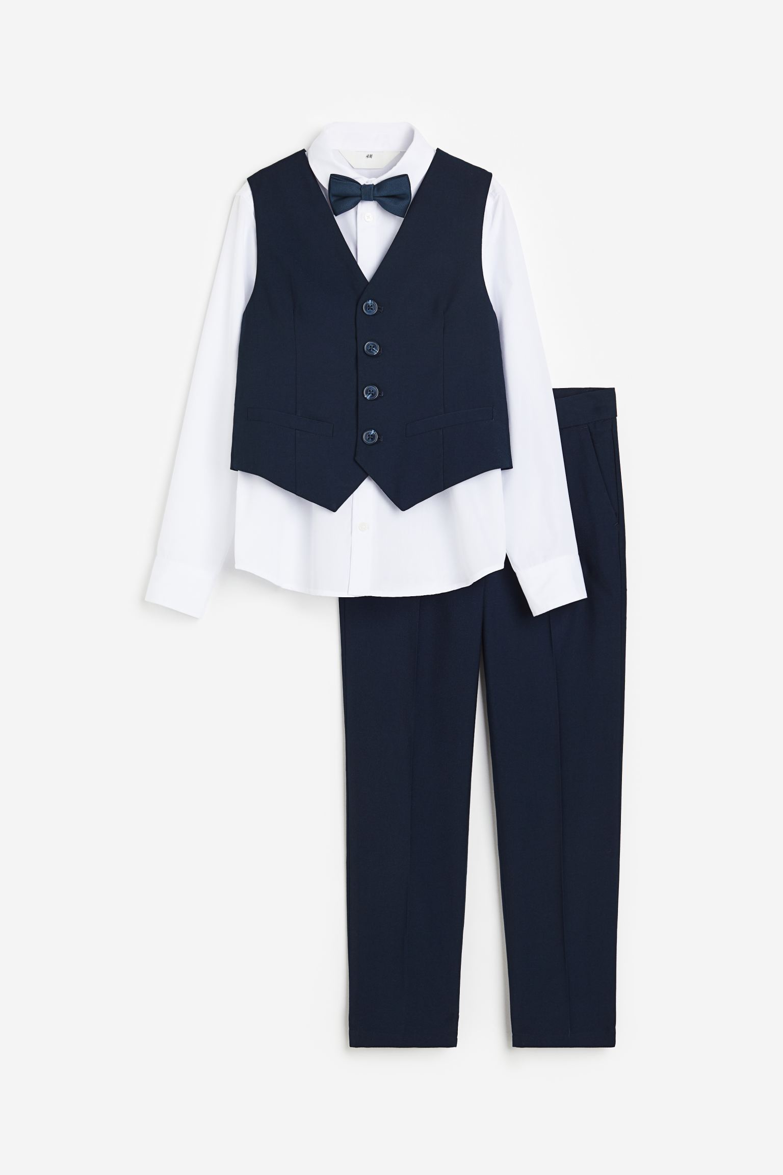 

Нарядный комплект из трех предметов с галстуком-бабочкой.