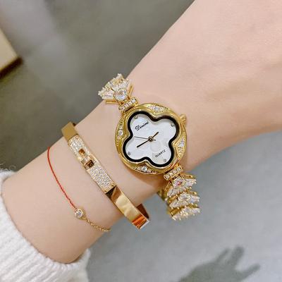 Montre à quartz tendance pour femme, nouvelle collection, motif trèfle à quatre feuilles, bracelet simple et élégant en strass