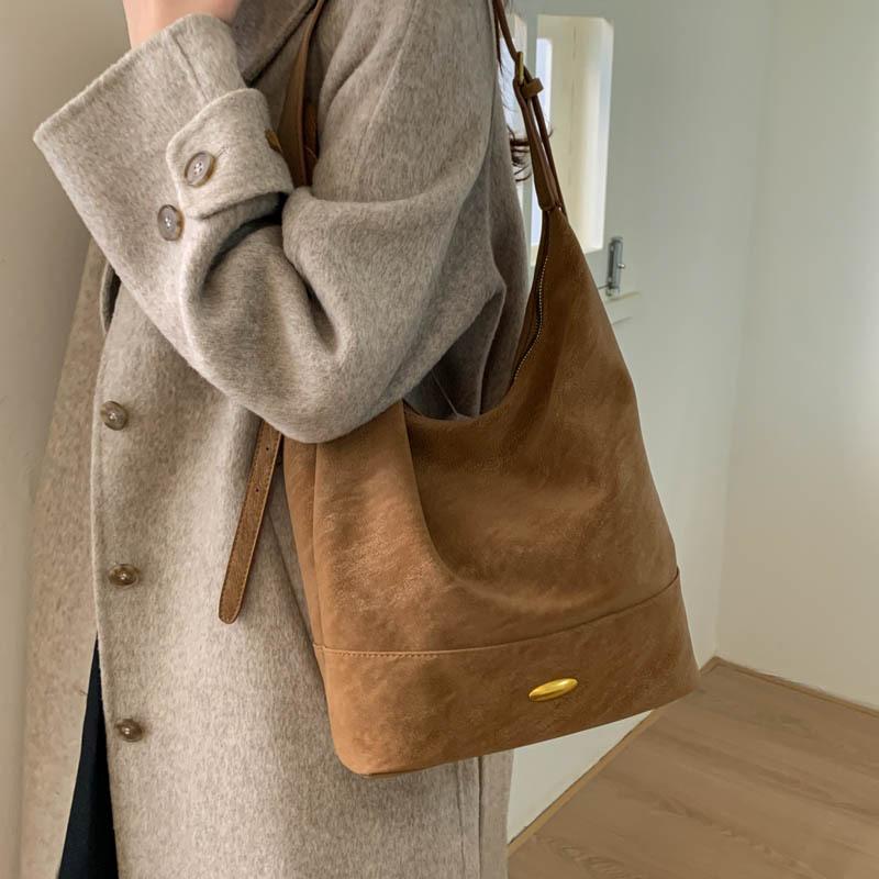Simple retro matte bag women's 2025 new commuter versatile messenger bag slack shoulder tote bucket bag