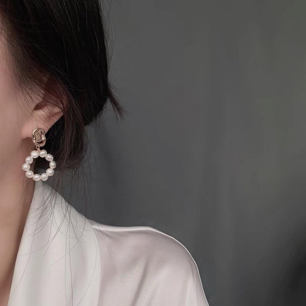 Natural freshwater pearl French earrings women's high-end stud earrings light luxury earrings retro romantic temperament versatile earrings