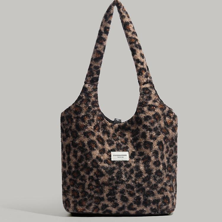 

Autumn Winter Korean Version Ins Style Imitation Lamb Wool Plush Bag Fashion Retro Large Capacity Shoulder Handbag Leopard Print Tote Bag коричневый