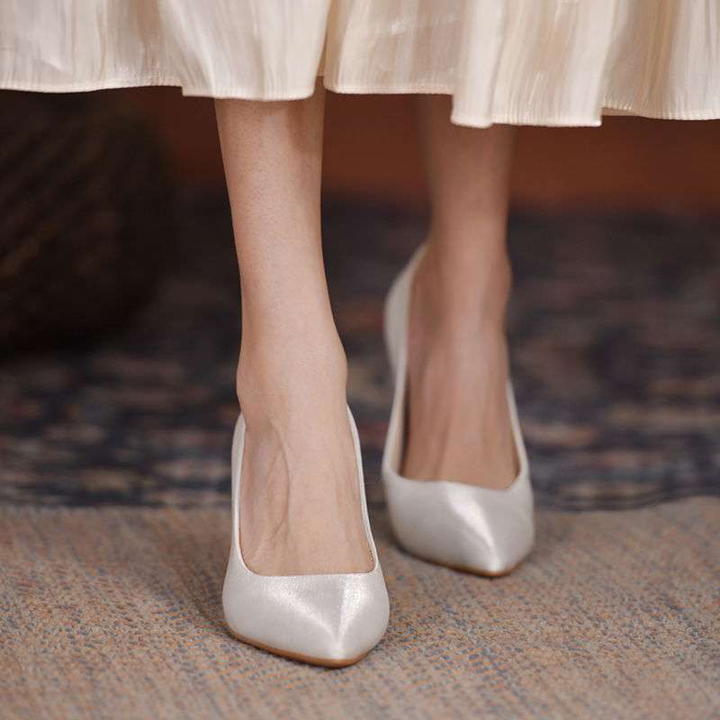 

2025 spring new bridal shoes are not tired of wedding shoes Xiuhe wedding dress two wear French high heels women s thin heels pointed 40