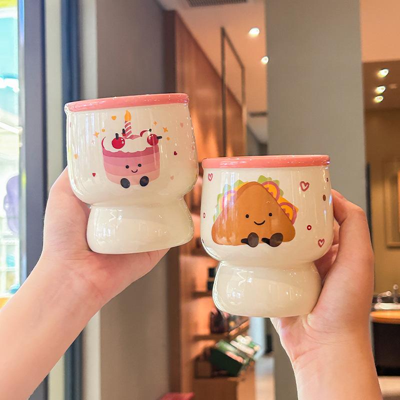 Birthday gift, girl holding a coffee cup, high-value ceramic latte cup, household drinking cup, and mug as a souvenir.