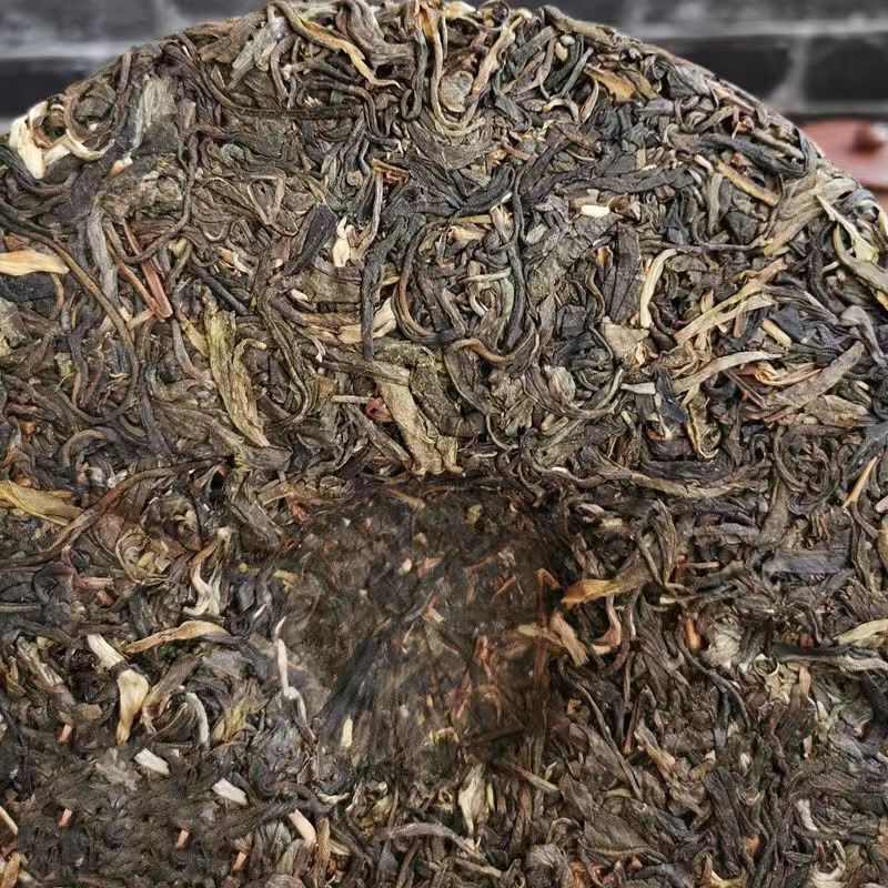 357г Юньнаньский чай Пуэр 2022 года Мэнхай Иу Сырой чайный торт Пуэр Чай Пуэр Шэн — фото 10