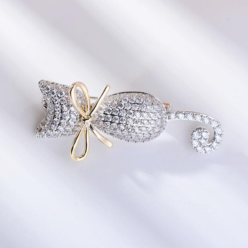 Cute Kitten Brooch: Japanese & Korean Design with Micro-Inlaid Zircon, Two-Tone Electroplated Pin.