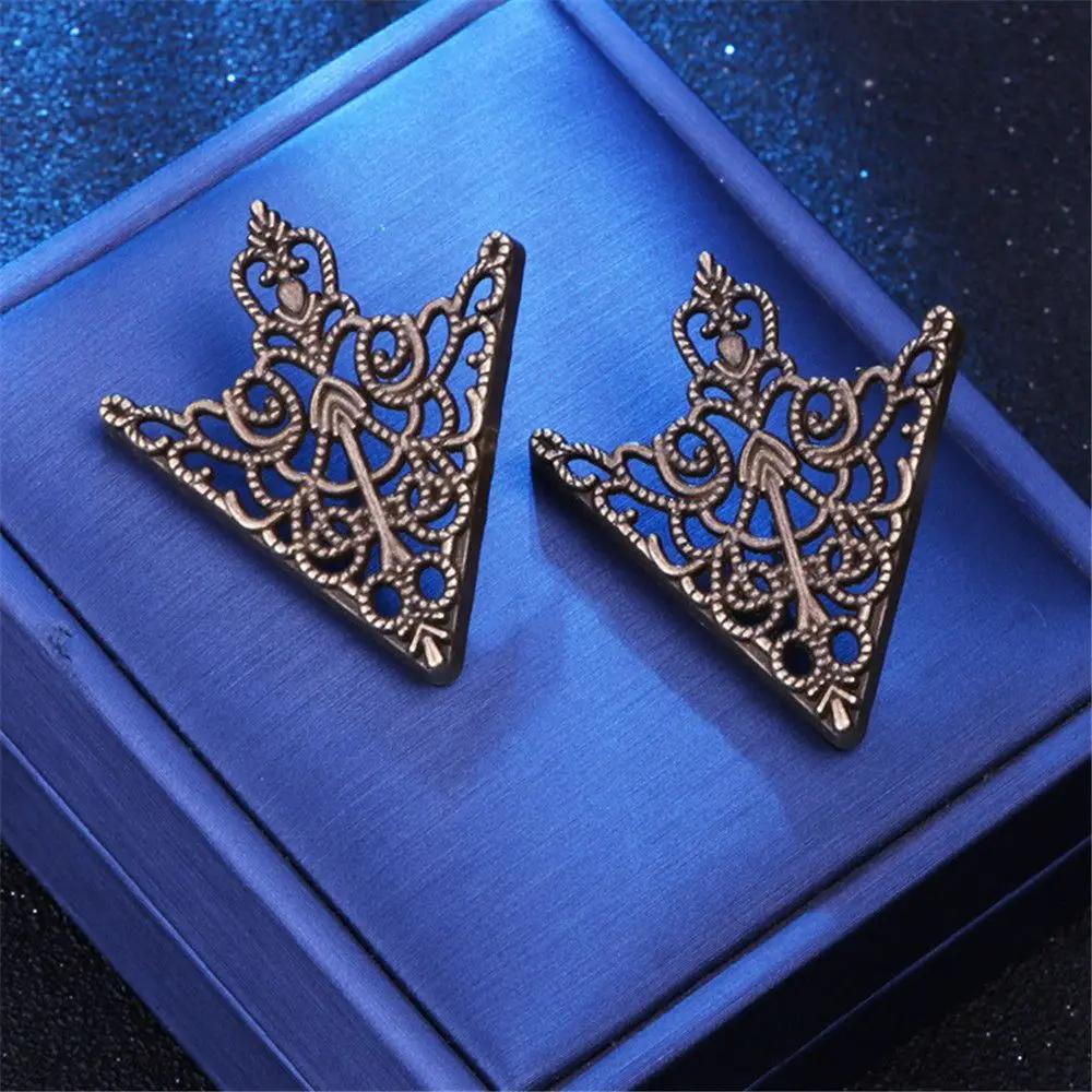 Vintage Fashion Triangle Shirt Collar Pin for Men Women Metal Hollowed Out Crown Collar Brooch Corner Emblem Jewelry Accessories