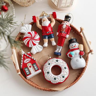Yousheng Kreslené plastové ozdoby Santa Stromové vzory Barevné vánoční dekorace s unikátními pózami Slavnostní závěsná dekorace na stromek a k domácímu vystavení