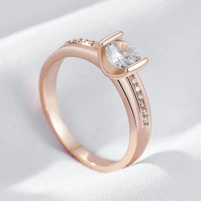 Glänzende weiße Zirkonia Eheringe für Frauen Luxuriöses goldenes Accessoire Feiner Alltagsschmuck