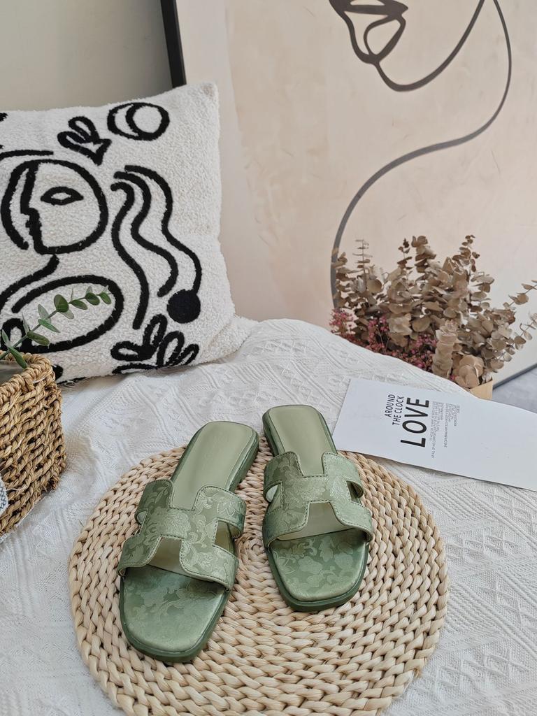 Francouzský~ všestranné chladné pantofle 2025 nové léto retro móda jednoduchá plochá podrážka venkovní nakupování cestování dámské boty