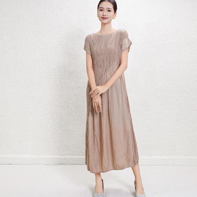 Vestido de verano sin mangas plisado de corte A de Miyake con cuello redondo que realza la cintura.