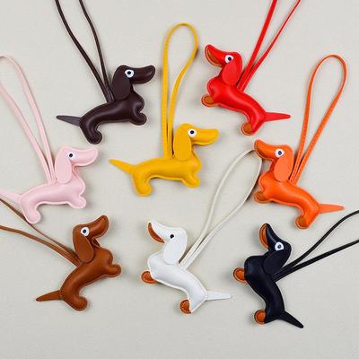 « Porte-clés en cuir teckel et pendentif breloque pour sac »