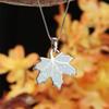 Modische Herbst-Ahornblatt-Anhänger-Halskette für Damen, eingelegt mit blauem Imitationsopal, Hochzeits-Schmuck, Weihnachtsgeschenke für sie