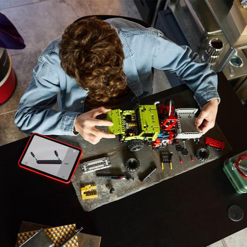 LEGO 42242 Technic Mercedes-Benz Unimog U 5023 with Crane