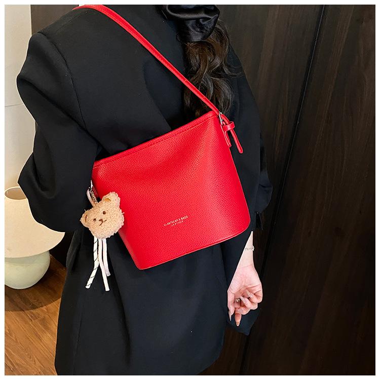 Simple and large-capacity commuter bucket bag women's new pendant bag popular single shoulder fashion messenger bag tide