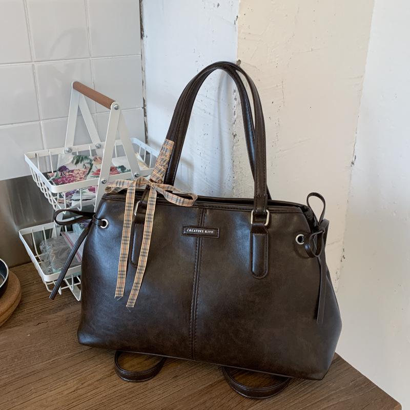 

Простая ретро нишевая сумка под мышкой женская 2025 новая модная портативная сумка для поездок на работу простая сумка большой вместимости