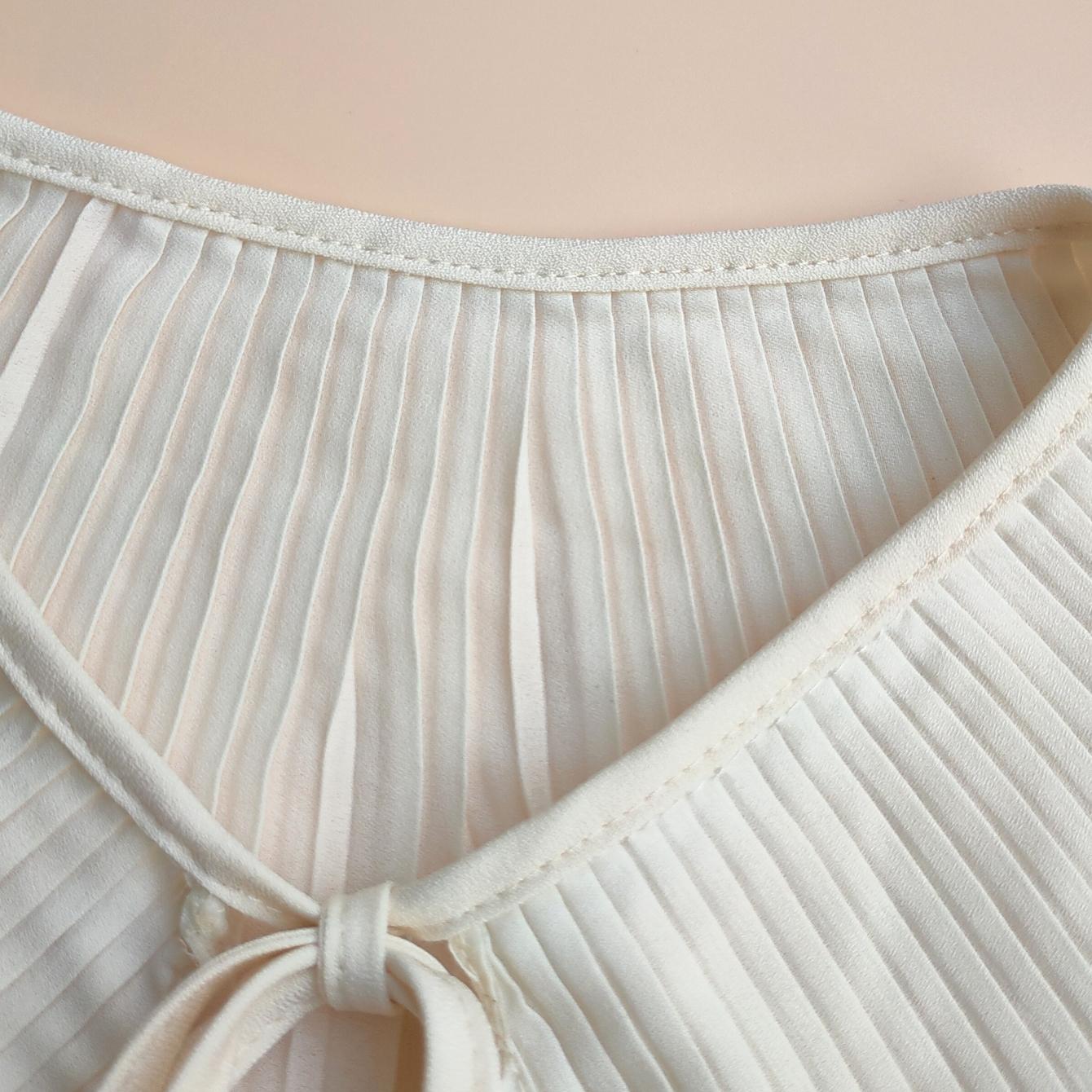 

Модный фальшивый воротник-шаль. Плиссированный шарм, универсальный. Нежный материал и изысканный дизайн. Можно сочетать со свитерами, юбками