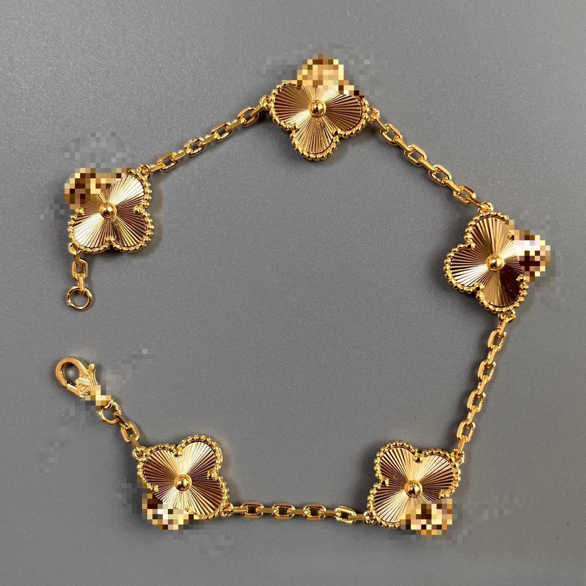 

Женский браслет из 18-каратного золота с двухсторонним перламутром в виде четырехлистного клевера