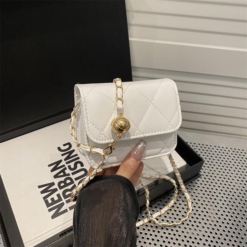 

Мини-сумка кроссбоди на цепочке с ромбовидной простежкой – Стильный, универсальный, высококлассный модный аксессуар белый