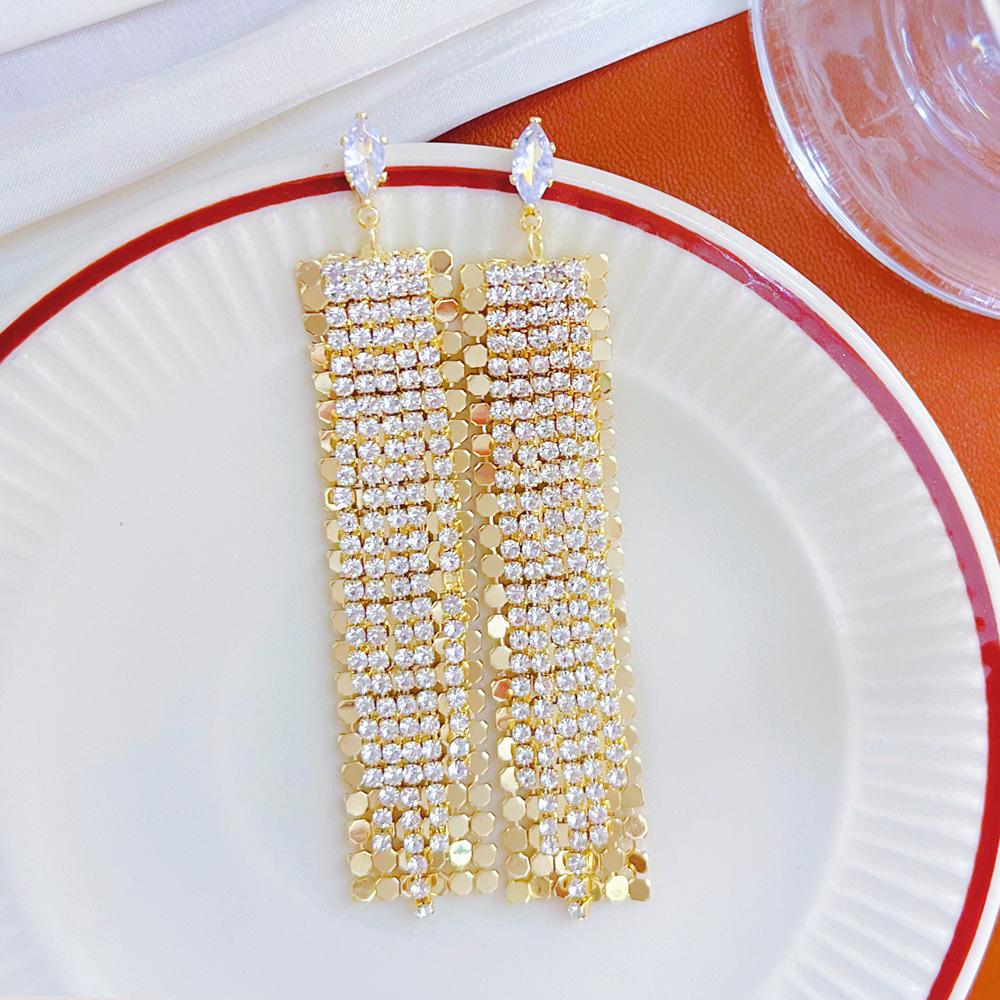 High-End Heart Tassel Earrings: Slimming, Long Dangle for Round Faces - Luxurious and Niche Design