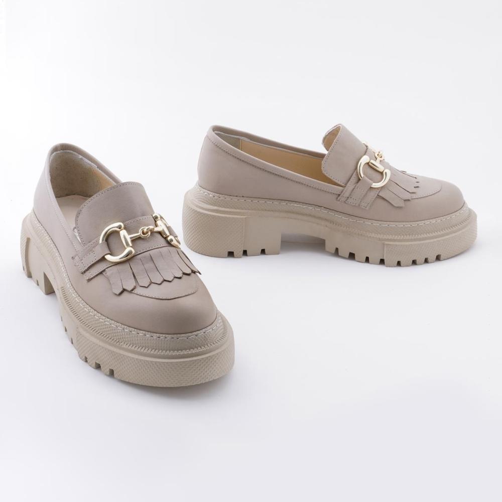 

Женские лоферы из натуральной кожи на толстой подошве с кисточками