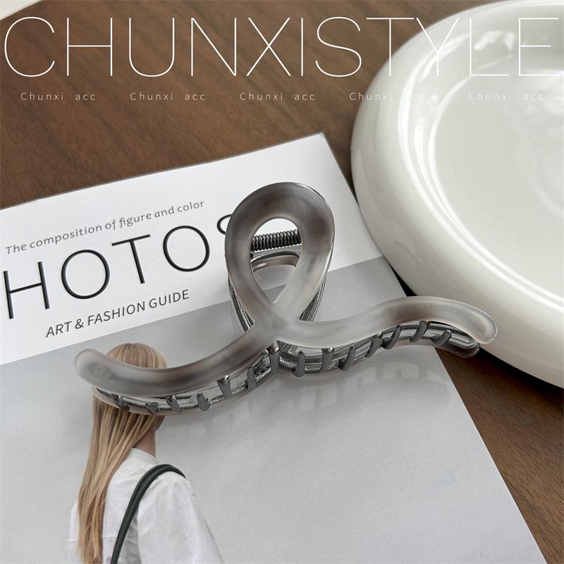 Luxury Women's Large Hair Claw Clip - New 2023 Celebrity Style Shark Headpiece