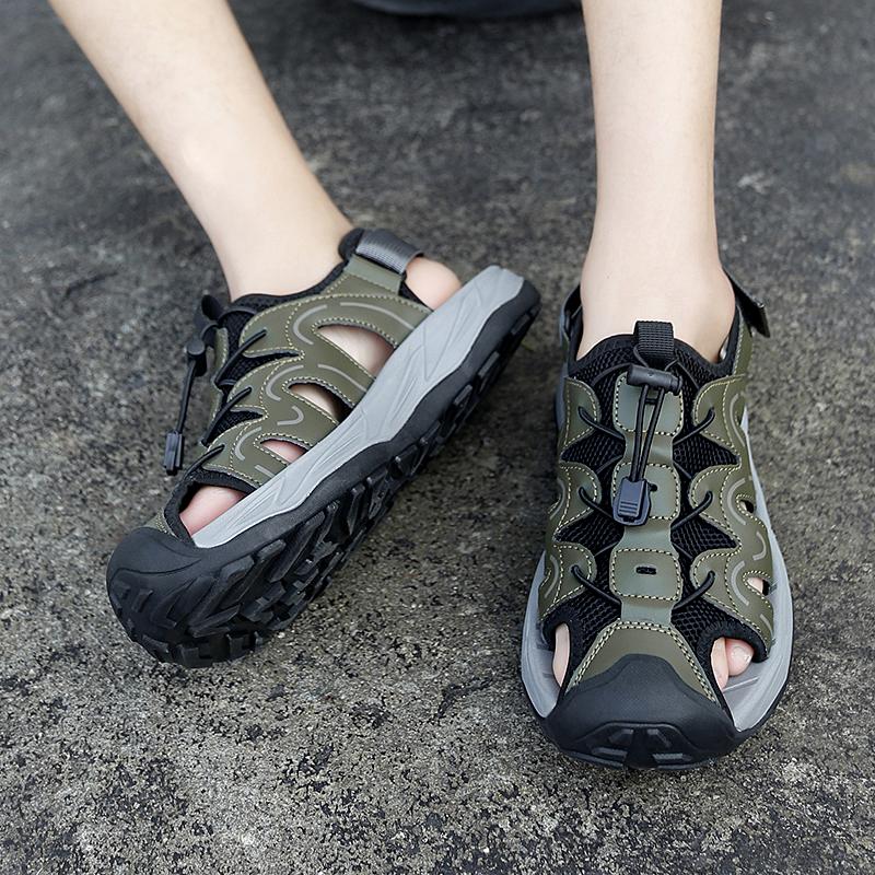 Fashion Outdoor New Men's Breathable Hollow Out Anti Slip Beach Shoes 2025 Summer Fashion Brand Men's Comfortable Soft Soled Sandals