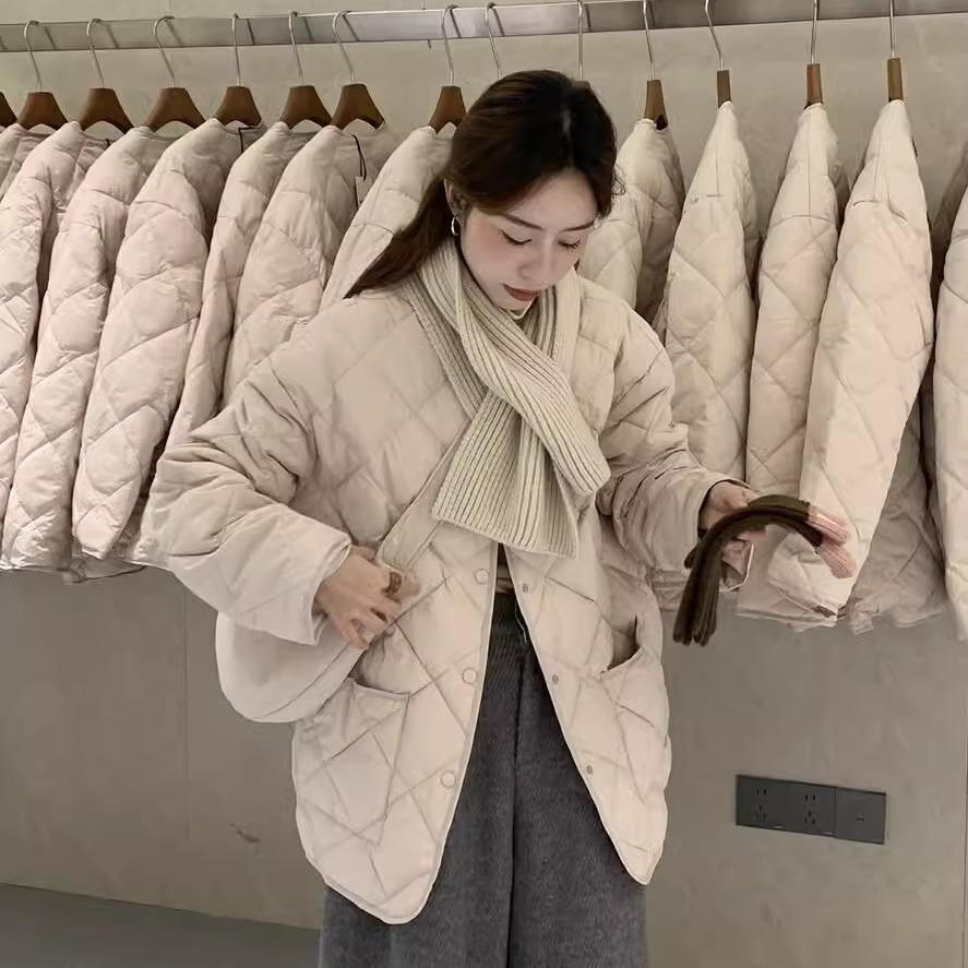 Round neck rhombus down jacket for women with scarf, winter new light and thin loose white duck down jacket with bag.