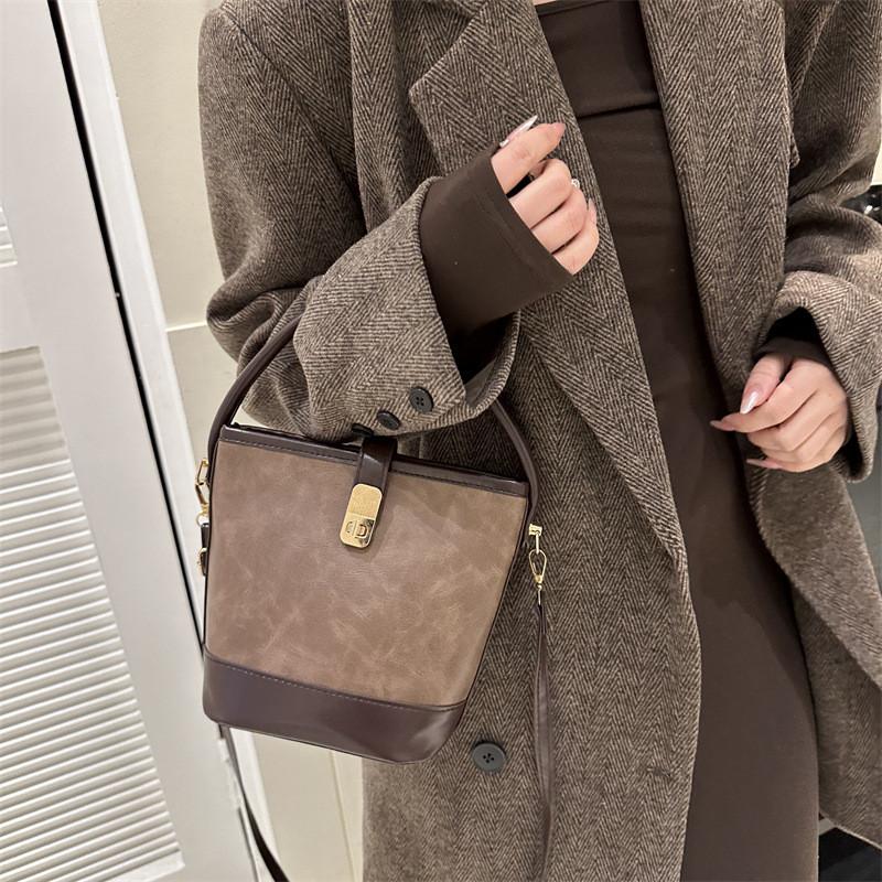 Stylish And Trendy 2023 Bucket Bag In Brown Chic Minimalist Design For Casual Use