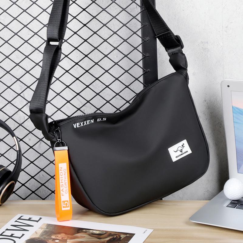 

Мужская кожаная сумка-мессенджер через плечо